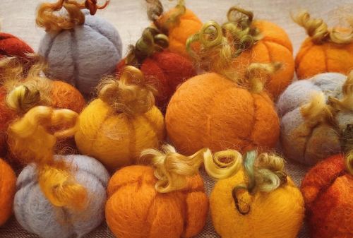 Little felted pumpkins for the start of autumn! I’ll be adding this item to my shop Mt. Marten soon 