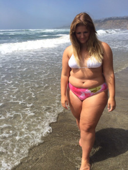 ultra-bbw-lover:  Brunette on the beachMore