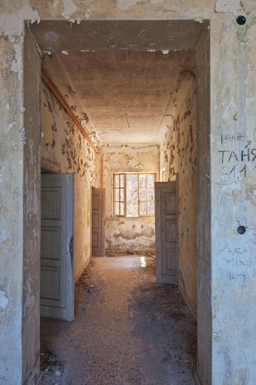 Ageing beauty. Alternde Schönheit.Pictures of the decaying villa built by the Italian Governor of Rh