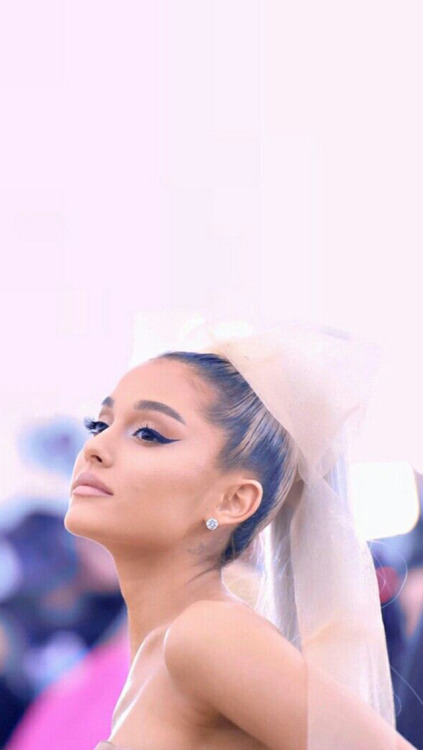                                   Ariana Grande Lockscreens //