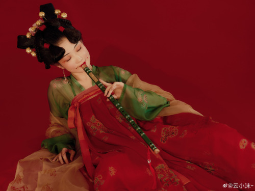 hanfugallery:chinese hanfu by 云小沫-This photoshoot is based on the performance “Evening Feast at the 