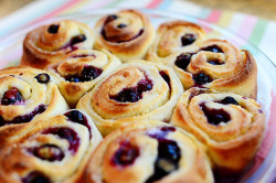 prettyfoods:  Blueberry Lemon Sweet Rolls