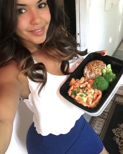 Getting ready to fit into my Halloween costume. Eating lean and training hard!  Use my promo code: Daisy143 to get a discount!  Contact @wolfmeals to place your orders today. For more info call (213) 840-4688 by 1daisymarie