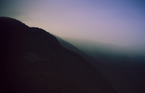 magicsystem:  Mountain Dusk Colours by Atmospherics on Flickr.