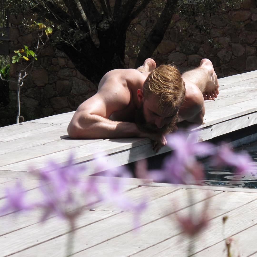 juujle:  Narcisse  ☁️#corse #backstage #poolside #summer #flower #powder (à