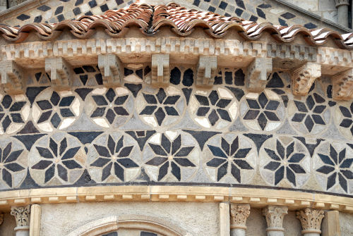ars-videndi:Facade details of Basilique Notre-Dame-du-Port, Clermont-Ferrand, Auvergne Notre-Dame-du