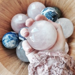 la-petitefille:these spheres felt so nice and smooth in my hand! ﾟ✧ ♡ ⚪️