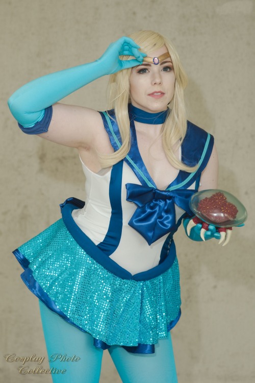 A Samus Aran cosplayer dressed as a sailor Scout while wearing nice green tights.