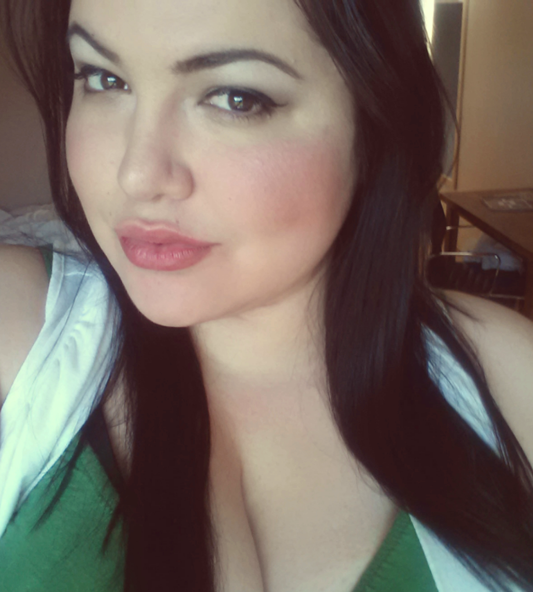 katskinx:  Thinking of making this my new avatar. Hmmm.  pretty lady