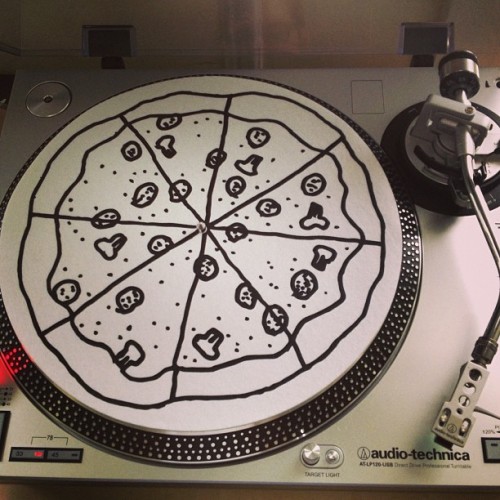 mtfarrell:  Making #vinyl that much more delicious, my new @agreatbigpileofleaves #pizza #slipmat 
