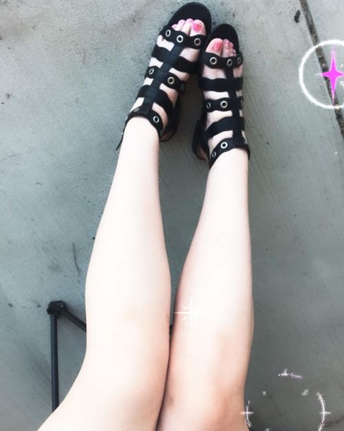 Barbie doll vibes ✨-#legs #legsfordays #feet #sandals #pink #pinknails #nails https://www.instagram.