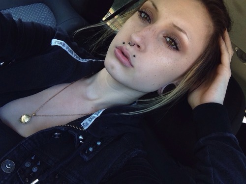 -miranda-ann:  -miranda-ann:  No face makeup & holy fucking freckles.  I’m so ready for summer again & dark freckles. 🌞