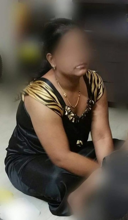 mumbaiswingers:  Baby in her satins 2 porn pictures