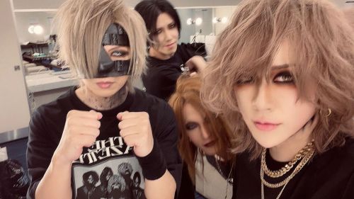 (220319) Ruki’s Instagram 2022. 3.10 I want share my memories of the 20th anniversary with everyone
