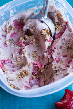 do-not-touch-my-food:  Strawberry and Graham Cracker Ice Cream