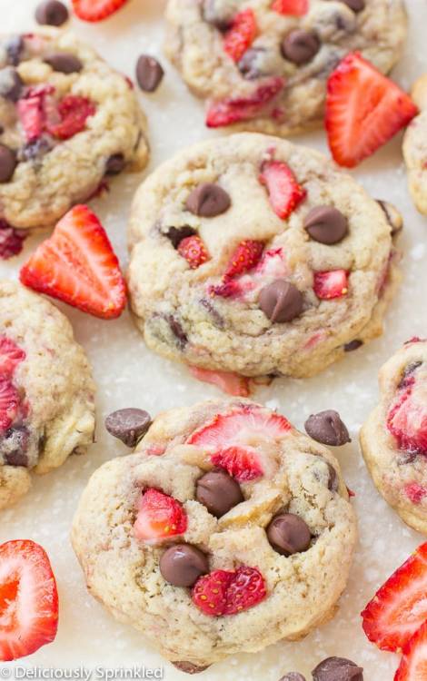 sweetoothgirl:STRAWBERRY CHOCOLATE CHIP COOKIES