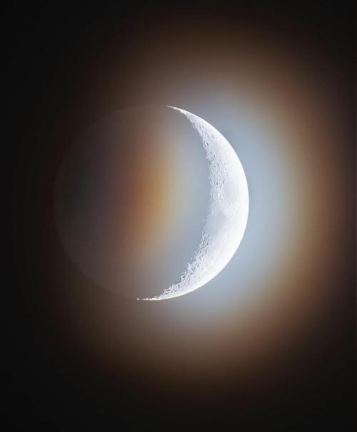 photos-of-space: Rainbow Rayleigh Moon. Rayleigh scattering is responsible for this phenomenon.