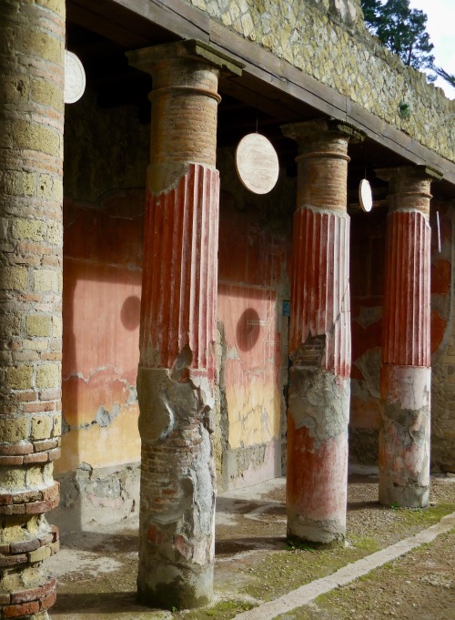 Colonnato, rovine di Ercolano, Campania 2019.