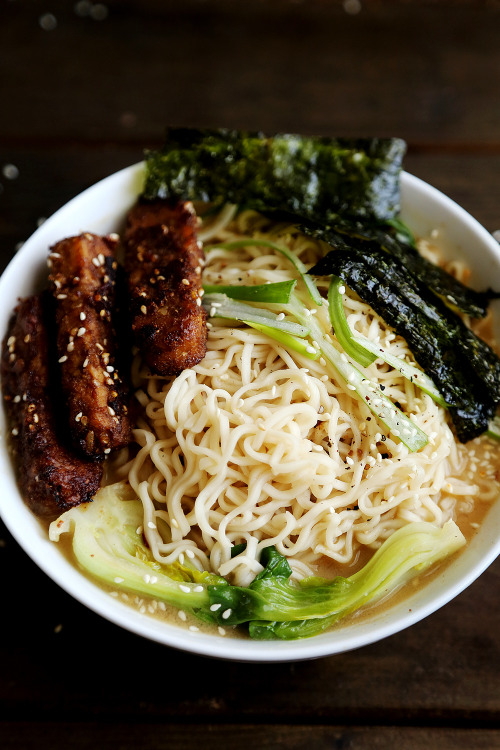 vegan-yums:  Sesame Ramen with Roasted Tempeh and Seaweed / Recipe