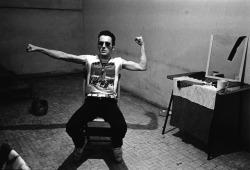 allaccessproject:  ALLACCESS-INSPIRATION / BACKSTAGEJOE STRUMMER OF THE CLASH, MILAN, 1981. PHOTO © JANETTE BECKMAN
