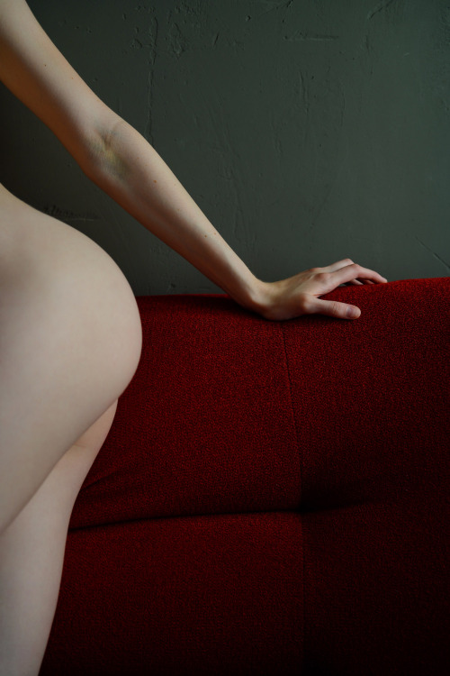 De ladinho: “Vem!” disse ela cruzando as pernas, nua, sentada no espaldar do sofá. 