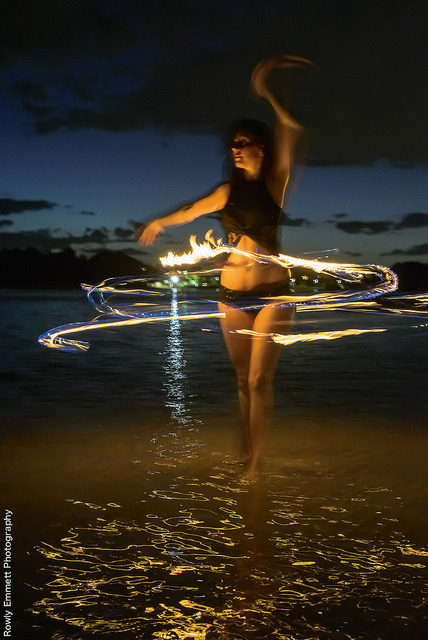 dirtyflowerchild:  dayglow-world:  Hooping_at_dusk 0981 M-2 by Rowly Emmett on Flickr.  this pi