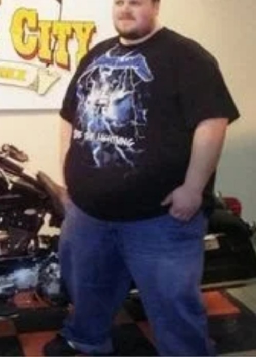 luvbigbelly:  Nothing like a hottie like this being into Metallica! Can i marry him?