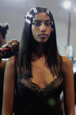 imaanhammamnews:Imaan Hammam backstage at Versace Spring 2017