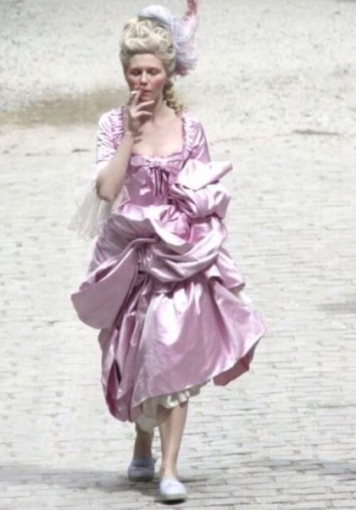 newagewasteland:Kirsten Dunst on the set of Marie Antoinette smoking a cigarette 