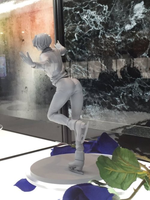 yuurivoice:Bury me with this scale figure of Victor Nikiforov, goodbye.