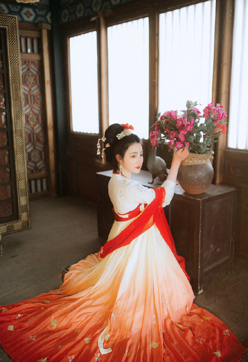 Traditional Chinese hanfu by 华姿仪赏