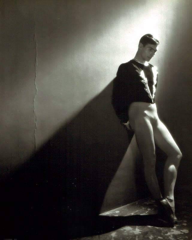 bowlersandhighcollars:  Russian ballet dancer by George Platt Lynes.