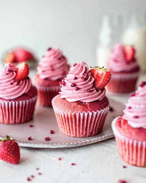 veganmichephd:Vegan strawberry cupcakes recipe Instagram: @veganmiche