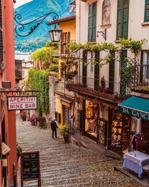  #italia #LagodiComo ⠀ Quando a scuola studi che è il lago più profondo d’Italia con i suoi 410 me