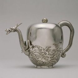 darksilenceinsuburbia:Miyata Nobukiyo: Dragon Teapot, c.1876, JapanWalters Art Museum