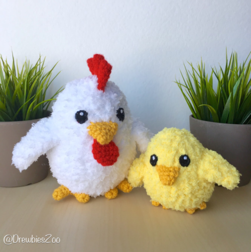 drewbieszoo: Bernat’s Pipsqueak yarn is perfect for this hen and chick combo!