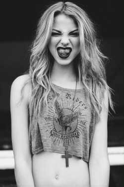 openyoureyestothebeautyaround:  Happy girl on We Heart It. 