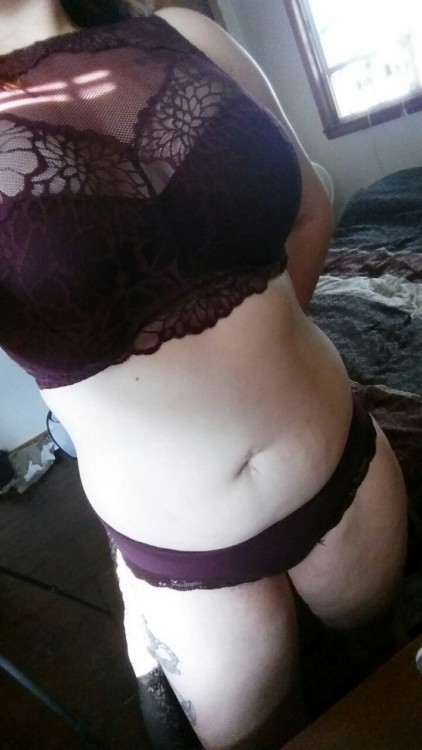 sassylittlepriss: chubby babe slaying in burgundy.