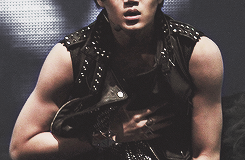 alluric-blog:  Reasons to love Kim Jongin: His arms. 