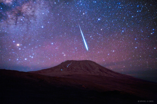 afro-dominicano:Kilimanjaro FireballWhile an electric-lighted line of mountain climbers snakes towar