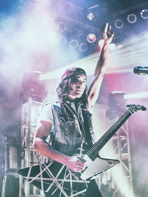 perriados:  Vic Fuentes (and those goddamn arms) 9/? 