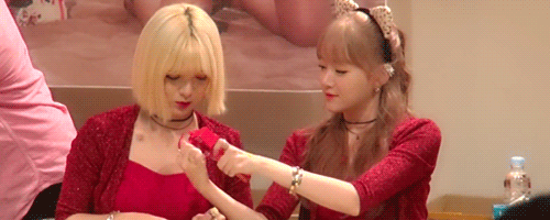 gyeongreat:keumjo trying to cool off sojin’s boobs ~