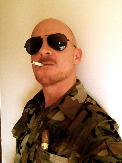 cigarjon:  Cig & Gar sexy smoker..