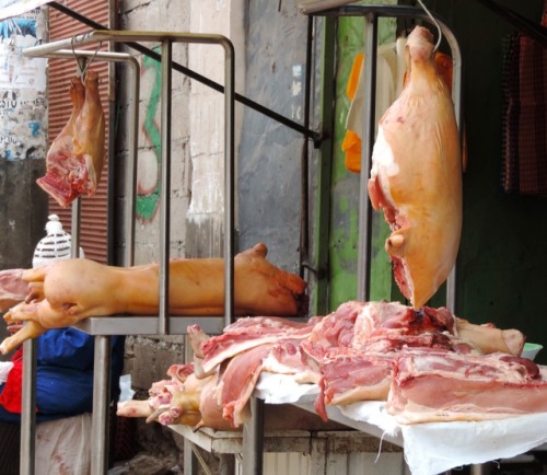 Cerdo, carnicero al aire libre cerca del mercado de San Pedro, Cusco, 2017.