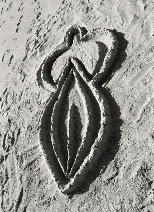abridurif: Ana Mendieta, Sandwoman, 1983