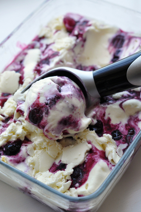 do-not-touch-my-food:  Blueberry Cheesecake Ice Cream