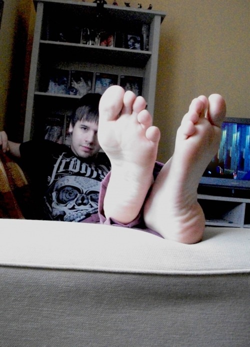 fagsfacesfeetfuckholes:  Barefootbitch 