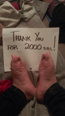 si4feet:  Hey guys :)  Here’s a message from myself and Izzy’s natural toes/gorgeous feet!  Thank you so much for 2000 subscribers, it means a hell of a lot.  Also if you wanna see Izzy paint her toes and do a set for us hammer those notes :D