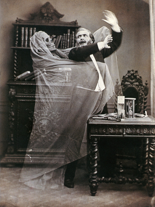 back-then:Double-exposed photograph of French illusionist Henri Robin with a ghost⁣Photo:  Eugène Th