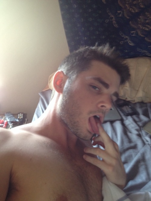 kingqueer:  i honestly do not know how this ridiculous photo has so many notes 